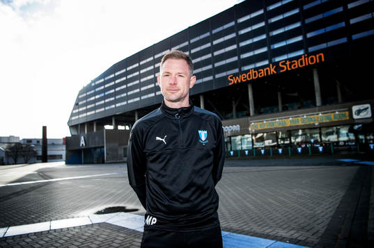 Huvudtränaren i Malmö FF, Magnus Pehrsson, utanför
