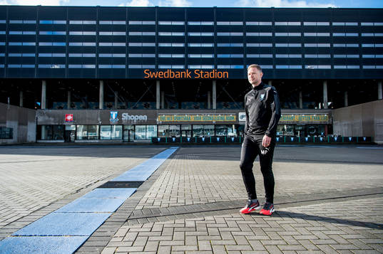 Huvudtränaren i Malmö FF, Magnus Pehrsson, utanför