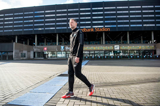 Huvudtränaren i Malmö FF, Magnus Pehrsson, utanför