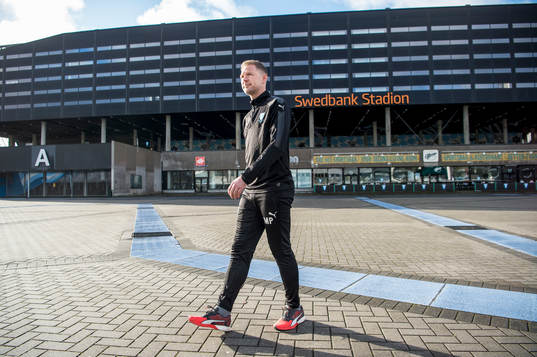 Huvudtränaren i Malmö FF, Magnus Pehrsson, utanför