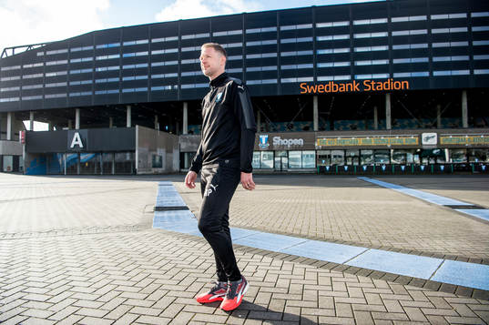 Huvudtränaren i Malmö FF, Magnus Pehrsson, utanför