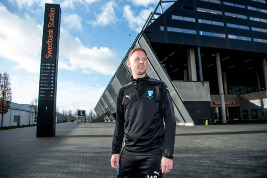 Huvudtränaren i Malmö FF, Magnus Pehrsson, utanför