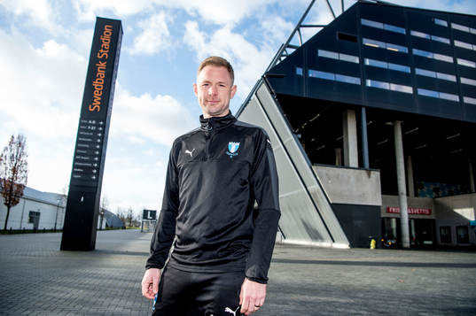 Huvudtränaren i Malmö FF, Magnus Pehrsson, utanför