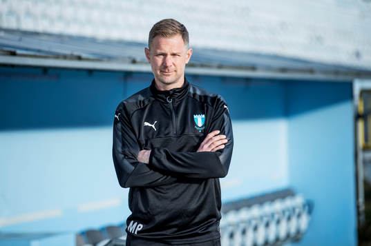 Huvudtränaren i Malmö FF, Magnus Pehrsson, inne på
