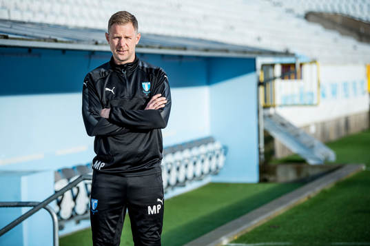 Huvudtränaren i Malmö FF, Magnus Pehrsson, inne på