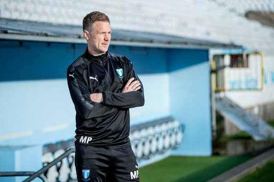Huvudtränaren i Malmö FF, Magnus Pehrsson, inne på