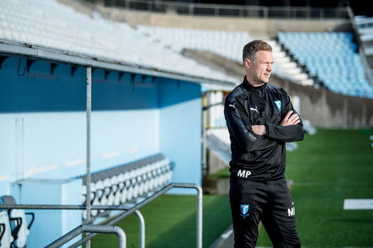 Huvudtränaren i Malmö FF, Magnus Pehrsson, inne på