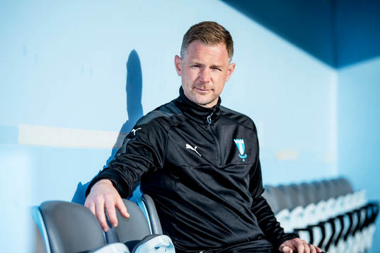 Huvudtränaren i Malmö FF, Magnus Pehrsson, på bänken