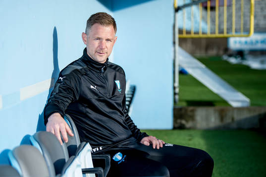 Huvudtränaren i Malmö FF, Magnus Pehrsson, på bänken