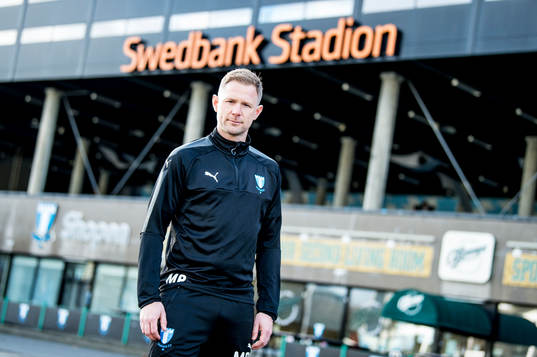 Huvudtränaren i Malmö FF, Magnus Pehrsson, utanför