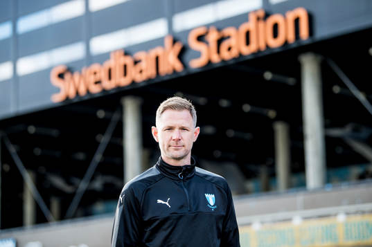 Huvudtränaren i Malmö FF, Magnus Pehrsson, utanför
