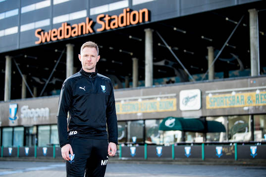 Huvudtränaren i Malmö FF, Magnus Pehrsson, utanför