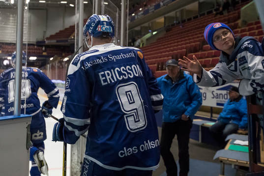 Leksands Lukas Ericsson på väg in för uppvärmning innan