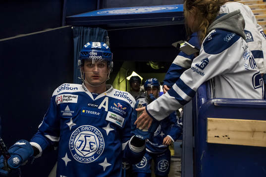 Leksands Martin Karlsson på väg in för uppvärmning