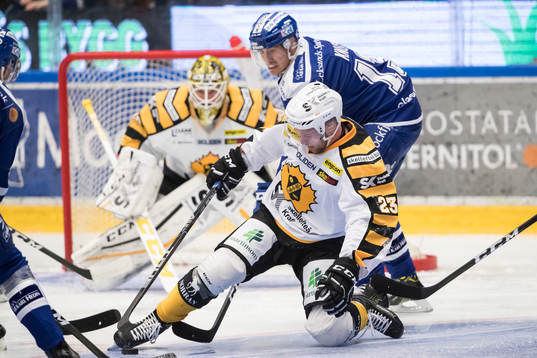 Skellefteås Mark Katic med pucken framför Leksands Jon