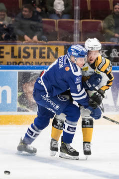 Leksands Lukas Ericsson tacklar Skellefteås Joakim