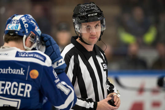 domare Patric Bjälkander i ishockeymatchen i SHL mellan