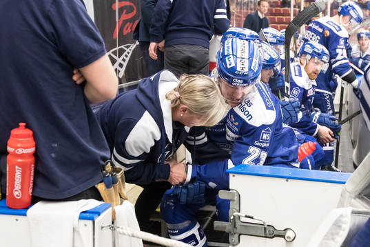 Leksands Sondre Olden ses över av läkare Annelie Birkeholm