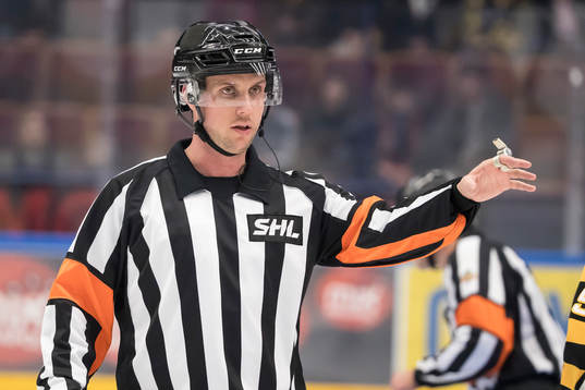 domare Patric Bjälkander  i ishockeymatchen i SHL mellan