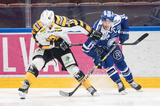 Skellefteås Linus Lindström och Leksands Jesper Ollas i