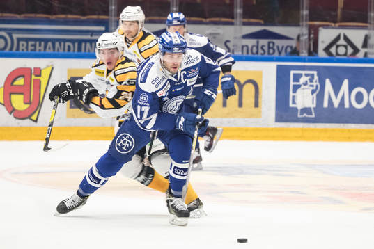 Leksands Jesper Ollas i ishockeymatchen i SHL mellan
