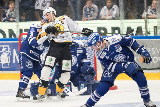 Skellefteås Jimmie Ericsson framför Leksands målvakt