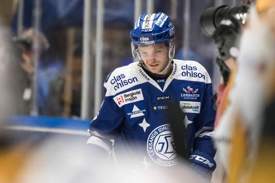 Leksands Johan Olofsson i ishockeymatchen i SHL mellan
