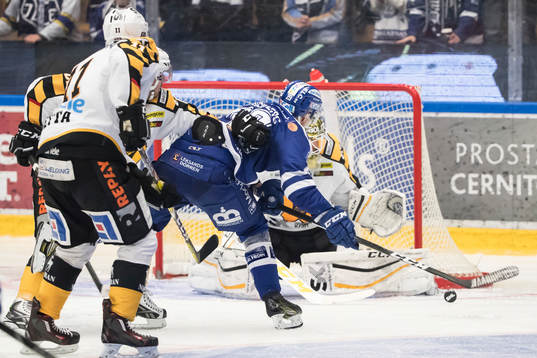 chans för Leksands Tobias Forsberg framför Skellefteås