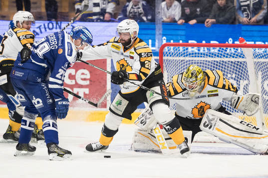 Leksands Tobias Forsberg framför Skellefteås målvakt