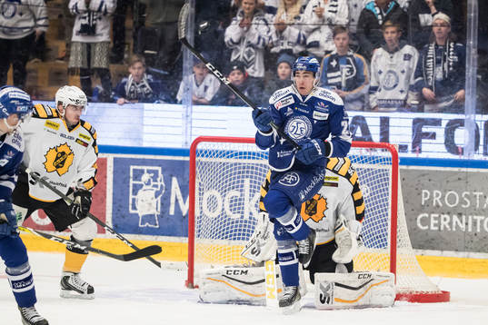 Leksands Tobias Forsberg framför Skellefteås målvakt