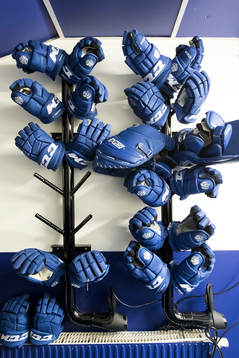 Handskar innan ishockeymatchen i SHL mellan Leksand och