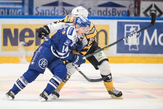 Leksands Oskar Lang i ishockeymatchen i SHL mellan Leksand