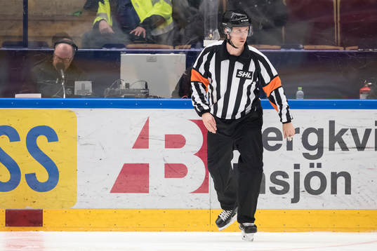 domare Patric Bjälkander i ishockeymatchen i SHL mellan