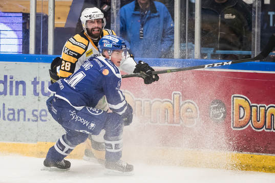 Leksands Oskar Lang och Johan Alm i ishockeymatchen i SHL