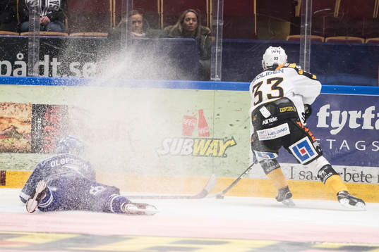 Leksands Johan Olofsson faller och Skellefteås Sebastian