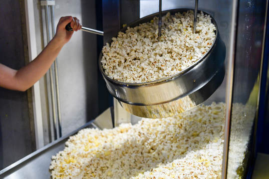 Popcorn före ishockeymatchen i SHL mellan HV71 och