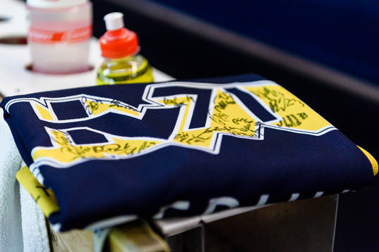 Signerad matchtröja före ishockeymatchen i SHL mellan
