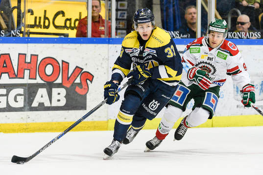 s Niklas Hansson jagas av Frölundas Casey Wellman
