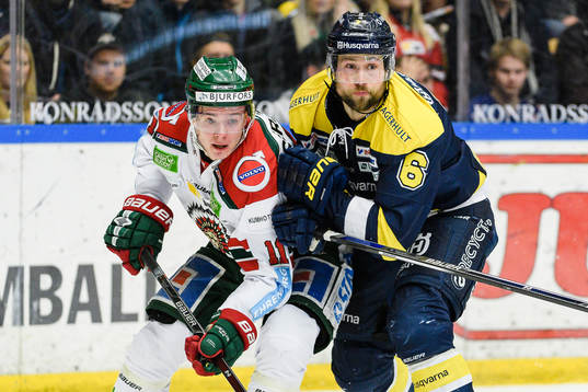 s Christoffer Persson tacklar Frölundas Victor Olofsson