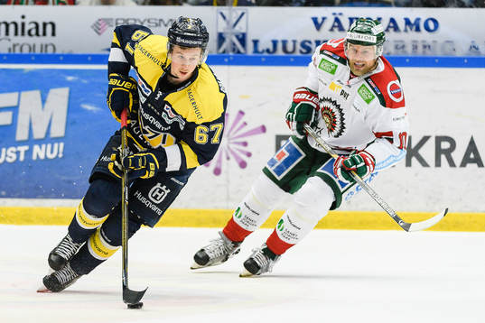 s Christoffer Törngren  jagas av Frölundas Sean Bergenheim