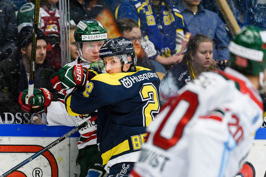 s Kristofer Berglund tacklar Frölundas Carl Grundström