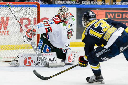 Frölundas målvakt Johan Gustafsson stoppar ett skott