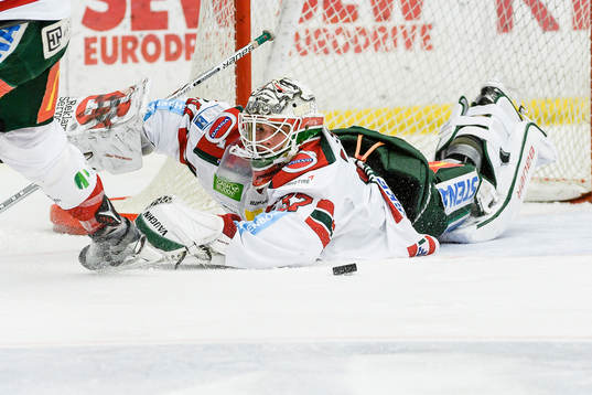 Frölundas målvakt Johan Gustafsson fokuserar på pucken