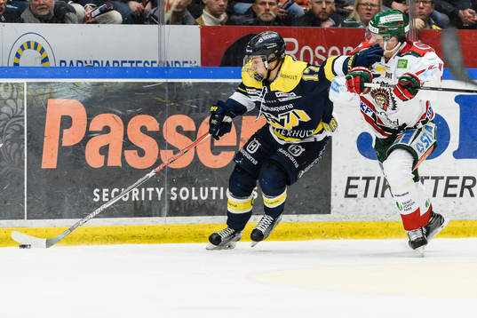 s Erik Brännström jagas av Frölundas Christoffer Ehn