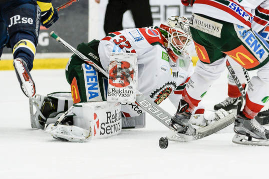 Frölundas målvakt Johan Gustafsson fokuserar på pucken