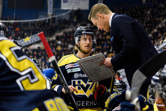 s assisterande tränare Nicklas Rahm pratar med Oscar Sundh