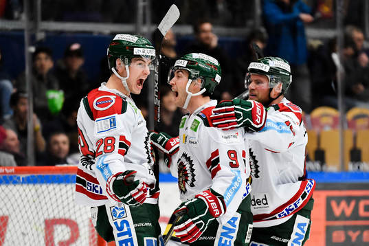 Frölundas Johan Sundström  och Casey Wellman jublar