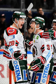 Frölundas Johan Sundström  och Casey Wellman jublar