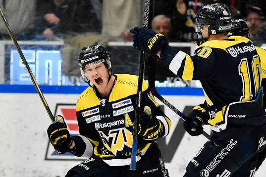s Simon Önerud jublar