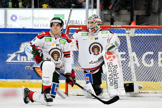 Frölundas Henrik Tömmernes och målvakt Johan Gustafsson